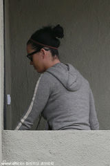 组图：水果姐凯蒂佩里肉臀露内裤痕 背影似大妈