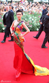 黄圣依亿元天珠装亮相红毯 民族风闪耀威尼斯(图)