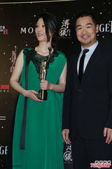 组图：张国立徐帆金像奖后台捧奖杯合影