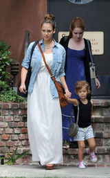 组图：杰西卡-阿尔芭产后首度现身 身材尚未恢复