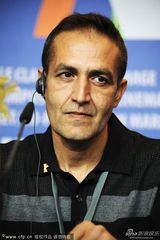 组图：《采铁人生命中的一页》首映 主演抱小孩