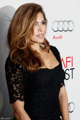 组图：伊娃-门德斯熟女范亮相《神圣车行》放映