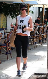 幻灯图：凯蒂-佩里患婚前恐惧症？ 借T恤抒发心声