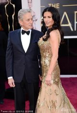 组图：凯瑟琳-泽塔琼斯携老公道格拉斯秀恩爱