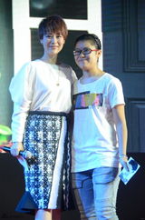 组图：海清格纹开叉裙亮相活动 与粉丝贴面吻