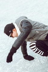 组图：胡夏现身露天冰场 传授驰骋冰场秘诀