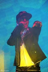 组图：刘雨潼献唱装女郎梦想秀盛典 黑超遮面