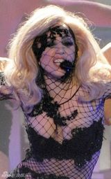幻灯图集：Lady Gaga助阵美国偶像 网眼服表演