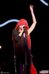 组图：陈绮贞红馆开唱 火红礼服上演女女热吻