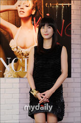 韩星黄仁英发布写真集 短裙秀美腿险走光(组图)