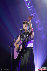 组图：萧敬腾上海开唱雨神未发威 被何韵诗调侃