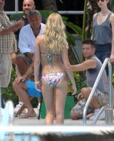 组图：莱奥纳多现任女友泳池边大秀比基尼