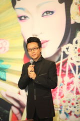 组图：李玉刚发布会古琴大师助阵 方文山隔空加油