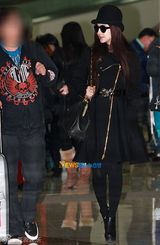 组图：范冰冰韩国机场街拍LOOK黑色大衣搭黑帽