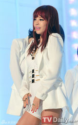 组图：Kara穿花裙亮相《冠军秀》尽显青春靓丽