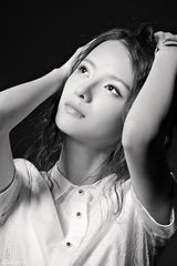组图：张芷溪波浪卷黑白大片 蕾丝平添淡雅女人味