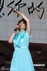 组图：蔡琴百万精华上海演唱会 回忆往事泪盈眼眶