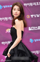 组图：朴河宣抹胸纱裙露香肩 美腿若隐若现