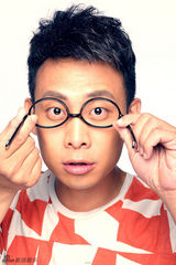 组图：张译曝呆萌时尚大片 搞怪连拍玩脱线