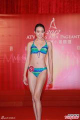 组图：候选亚姐泳装亮相 韩国选手压鼻否认整容