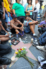 高清组图：粉丝星光大道祭杰克逊 当场失声痛哭