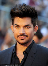 组图：皮特金发披肩展熟男范 妖男兰伯特助阵