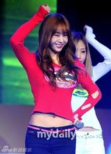 组图：歌手G.NA参加职业排球联赛颁奖礼献热舞