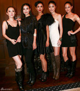 组图：霍思燕上海出席代言摩登短裙秀玉腿