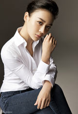 组图：袁姗姗化身时尚先生 中性风帅气魅力独特