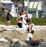 组图：小贝携子海边冲浪拍不停 克鲁兹呛水一脸不爽