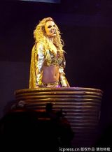 组图：布兰妮巡演诱惑升级 裙摆吹起狂野十足