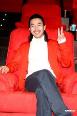 高清组图：李威坐拥美女 宋纪妍化身甜美服务员