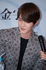 组图：金宇彬上海会粉丝 最想合作成龙章子怡