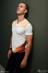 组图：《神秘之路》主创写真 莱恩·昆坦秀胸肌