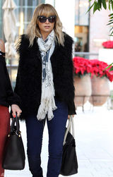 高清组图：好莱坞名媛妮可-里奇街拍马甲保暖