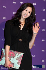 组图：韩国笑星名模齐聚亮相慈善时装秀