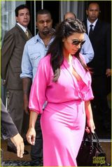 组图：卡戴珊明艳粉裙怀孕见肚 与男友大摆造型