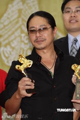 组图：曾宝仪金马礼服性感亮相 自嘲曾志伟像哈比人