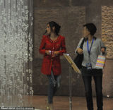 组图：张柏芝收工红装现身酒店 获粉丝赠礼开心