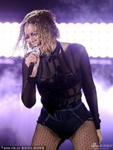组图：碧昂斯献唱格莱美 与老公JayZ当台亲吻