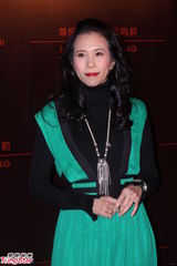 组图：莫文蔚宝石绿复古裙现身 与裘德-洛亲密畅聊