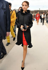 组图：妮可-里奇干瘦似纸片人 阿尔芭红唇美艳