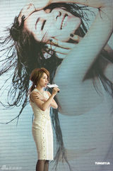 组图：萧亚轩洋装亮相签电影约欲做全能艺人