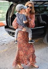 组图：米兰达深V长裙美艳 小宝贝幸福躺妈肩头