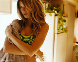 组图：辣妈超模吉赛尔-邦辰慵懒写真流露性感