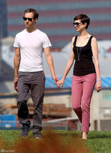 组图：安妮-海瑟薇与未婚夫遛狗晒幸福