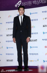 组图：金宇彬帅气亮相百想 模特身材出挑