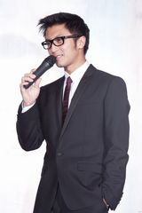 组图：《下一个奇迹》开机 王鸥与谢霆锋陷纠缠爱恋