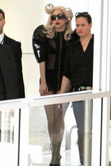 高清图：gaga秀发卷易拉罐出行 全新造型引轰动