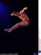 组图：截肢男参加英国星跳跃 人残志坚令人钦佩